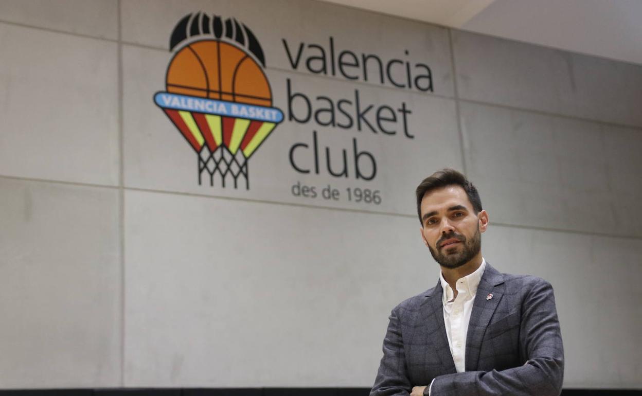 Enric Carbonell posa en L'Alqueria del Basket. 