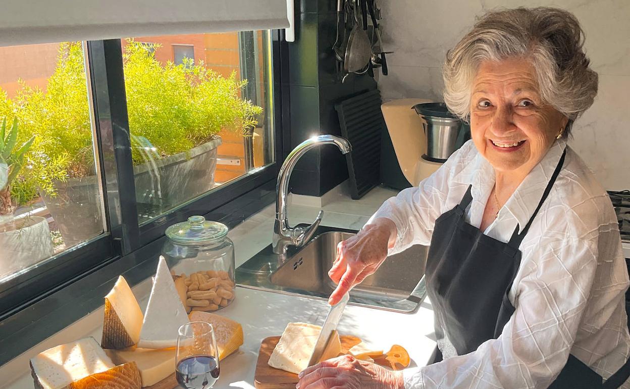 Guadalupe Fiñana, conocida como la Abuela Dragones.