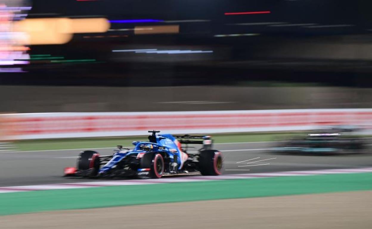 El Alpine de Fernando Alonso, en el circuito de Losail. 