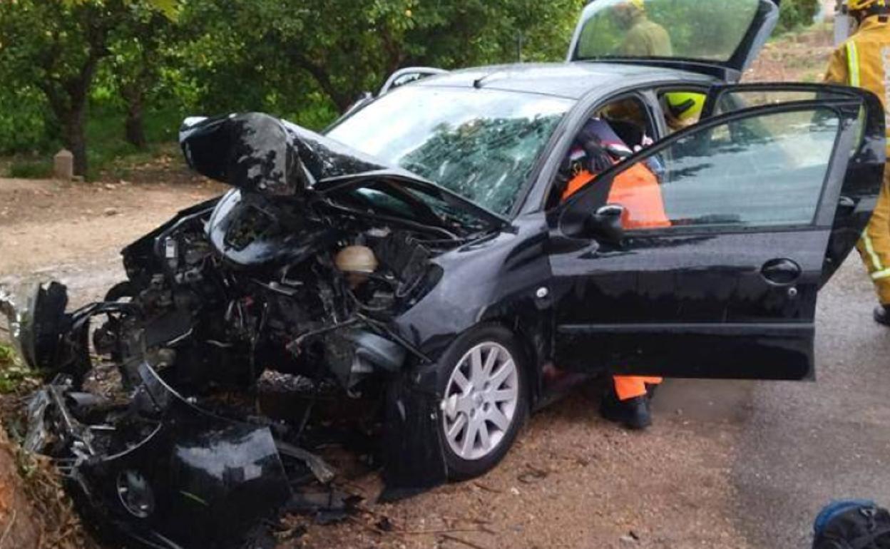 Imagen del vehículo accidentado este sábado en San Bartolomé. 