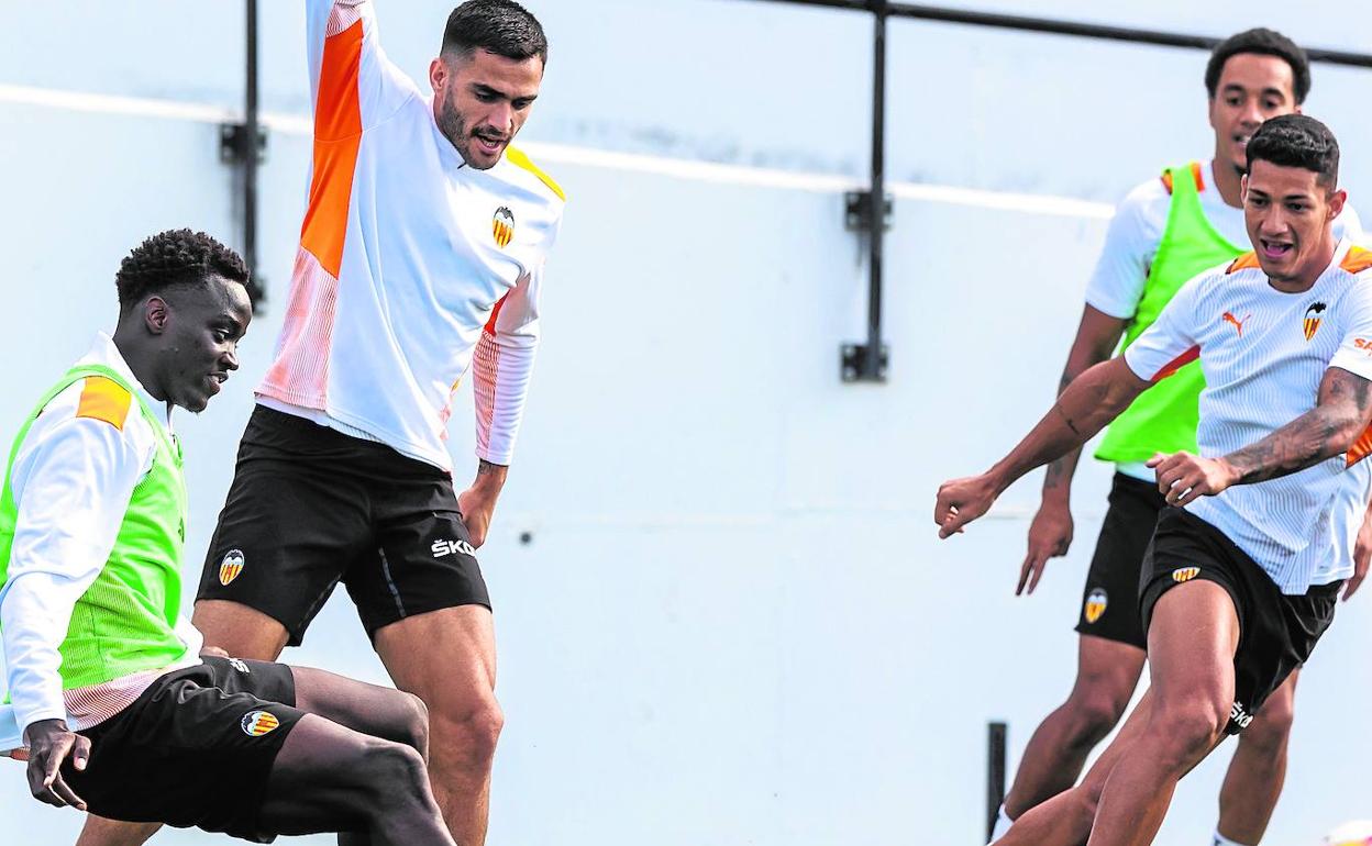 Diakhaby, tras superar una faringitis, durante un rondo en la Ciudad Deportiva