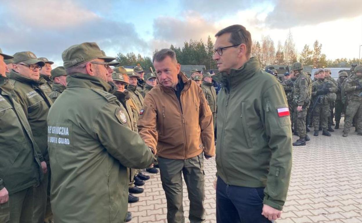 El primer ministro polaco, Mateusz Morawiecki, visita a las tropas en la frontera. 