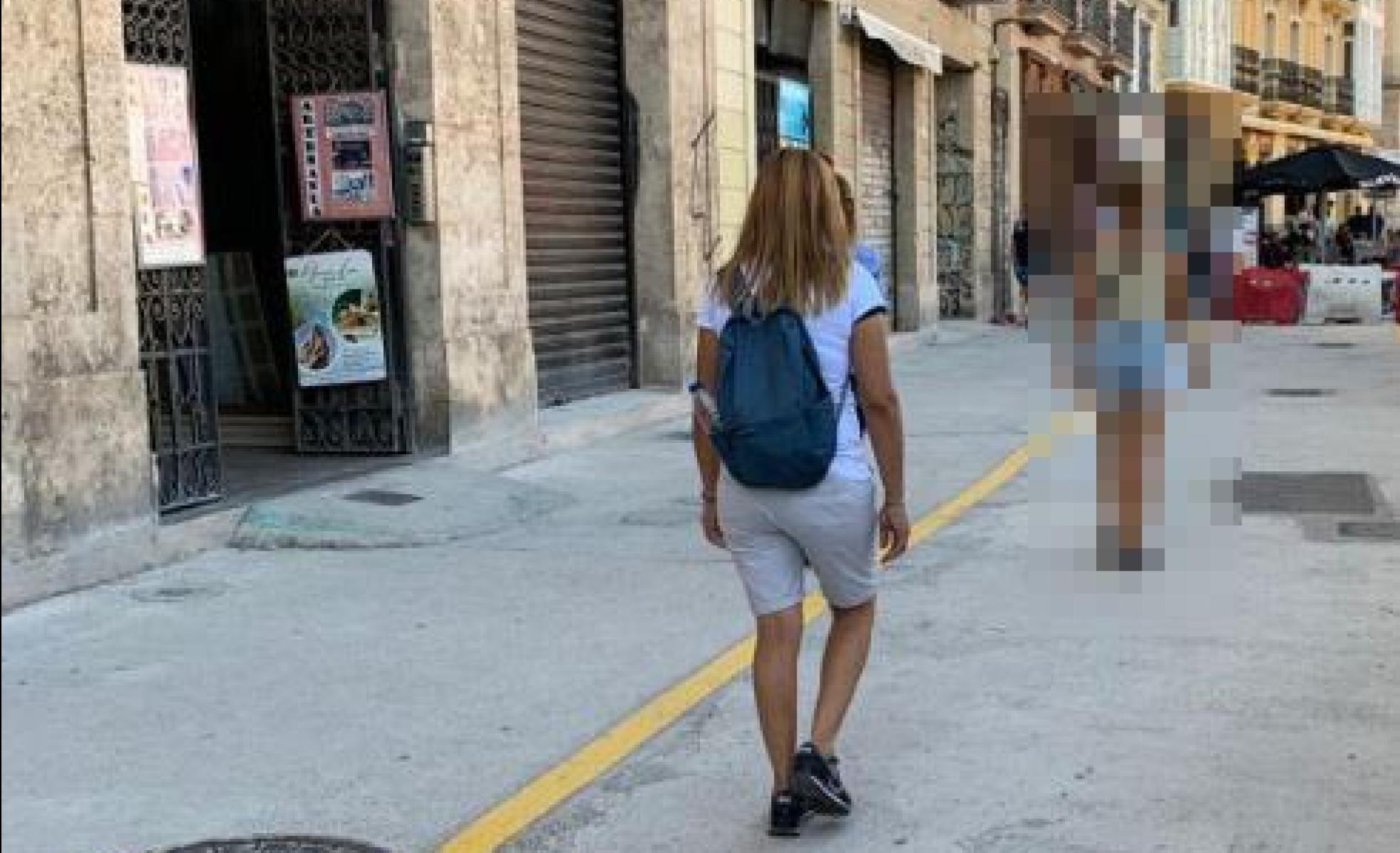 Una de las sospechosas, vigilada por los agentes la pasada semana en una calle del centro de Valencia. 