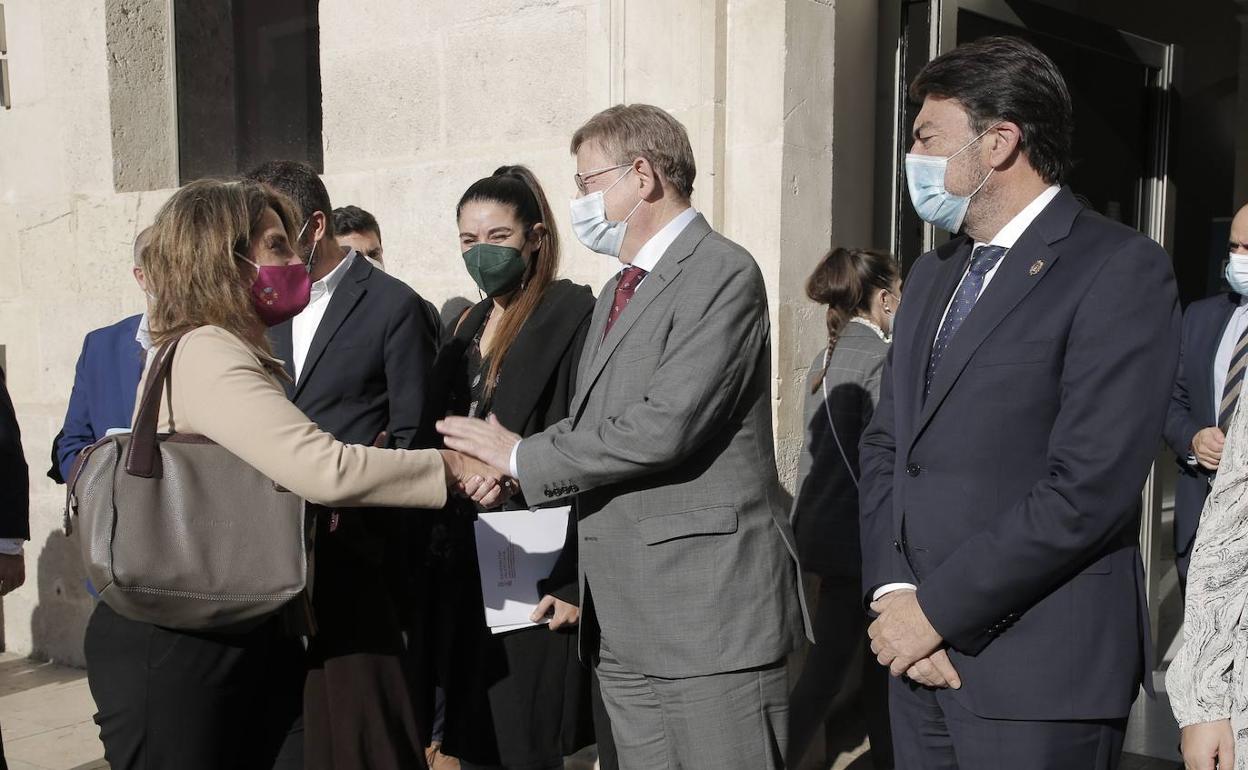 La ministra Ribera saluda este mediodía a Ximo Puig en presencia de Luis Barcala en Alicante. 