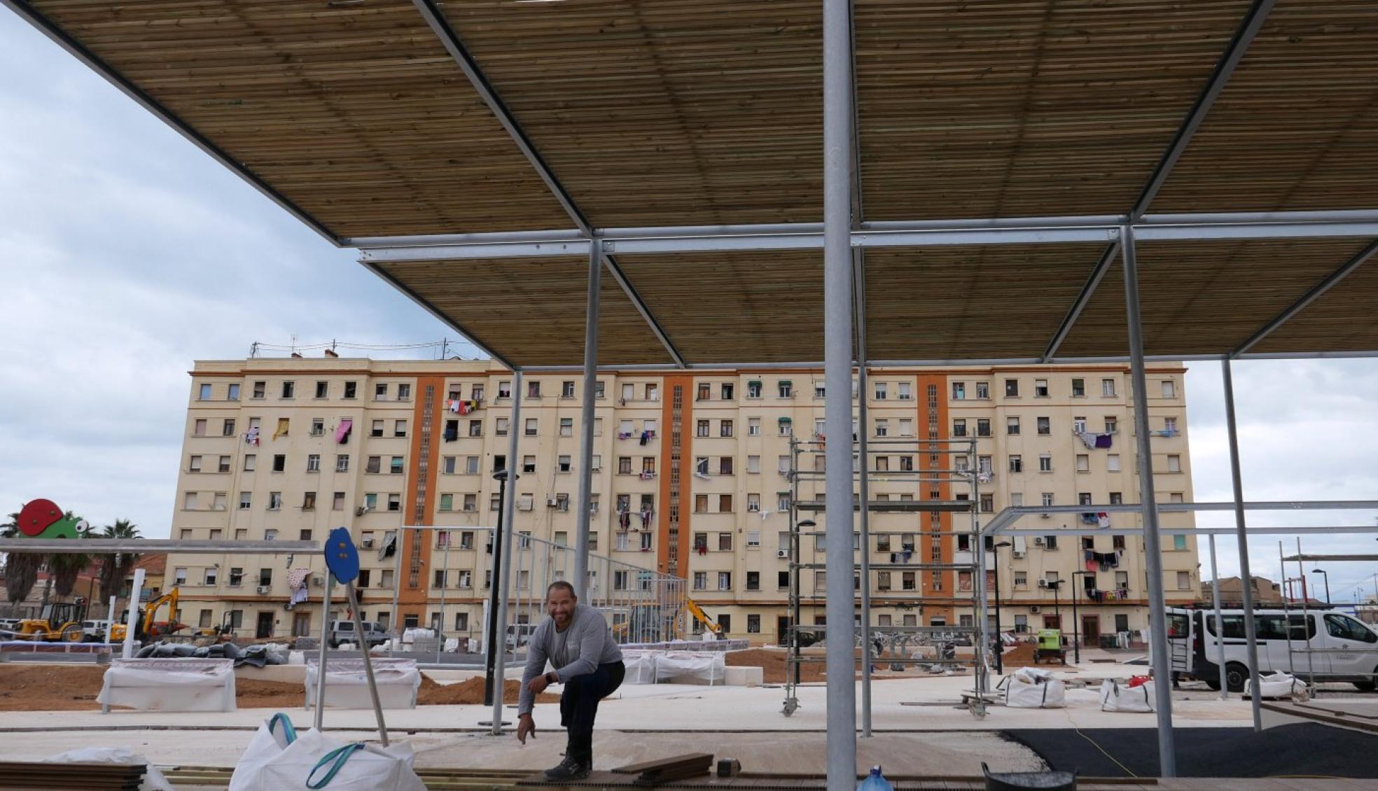 En obras. Un trabajador se emplea en terminar la obra de un parque frente a Bloques Portuarios. Txema Rodríguez