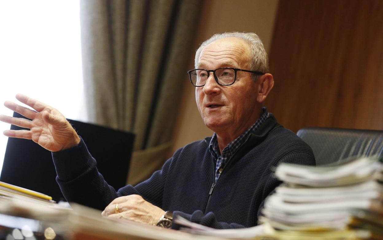 Cristóbal Aguado, presidente de AVA-Asaja, en su despacho de la sede de la organización. jesús signes