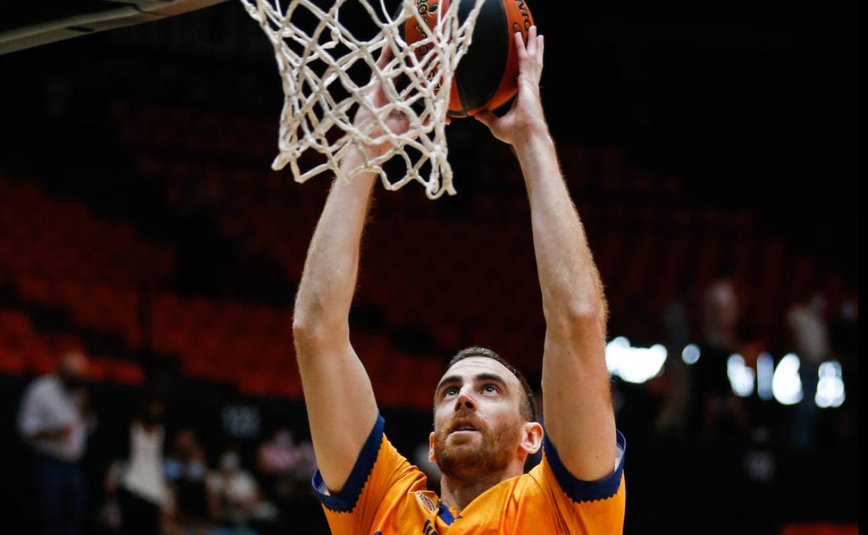 Víctor Claver, durante un calentamiento.