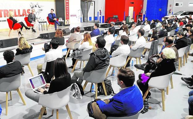 En La Rotativa. El público llenó el espacio de nuestro periódico para asistir a las tres mesas redondas de la primera jornada; en la imagen, durante el primer panel. 