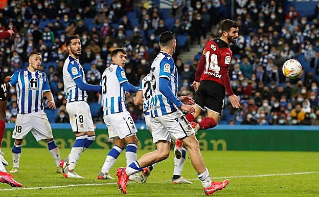 Gayà se adelanta a la defensa de la Real Sociedad en una jugada del partido. 