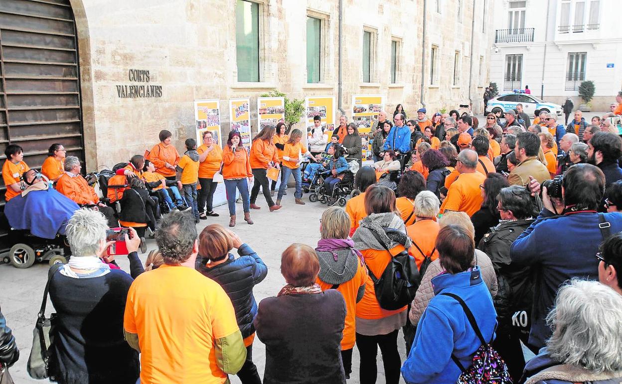 Una protesta exigiendo que se aplique la ley de la Dependencia. 