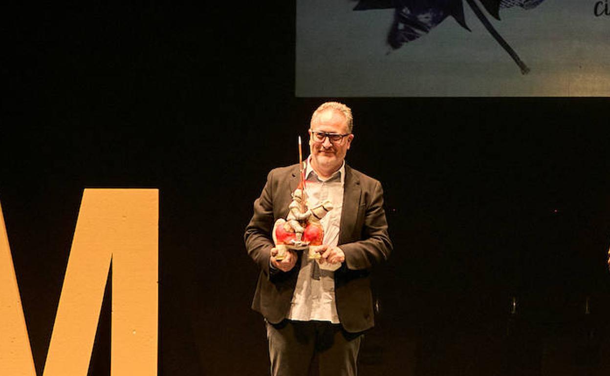 Vicent Flor, con el Premio Joanot Martorell de Narrativa. 