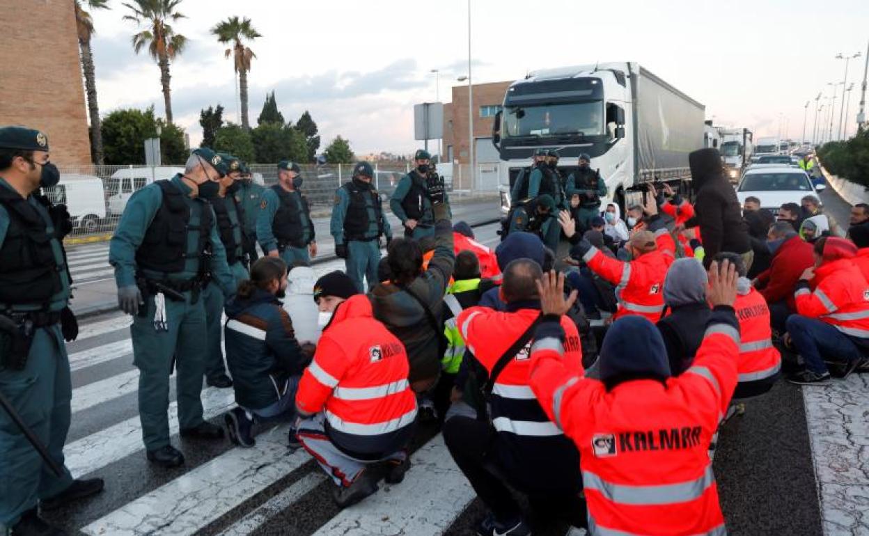 Colapso de tráfico en los accesos al puerto de Algeciras. 