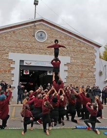 Imagen secundaria 2 - El puestos de los festeros, otro de embutido y la muixeranga. 