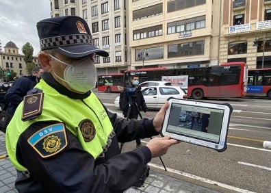 Imagen secundaria 1 - Un agente con un dron, control del radar recogido en una tablet y agentes preparando el control.