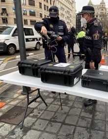 Imagen secundaria 2 - Un agente con un dron, control del radar recogido en una tablet y agentes preparando el control.