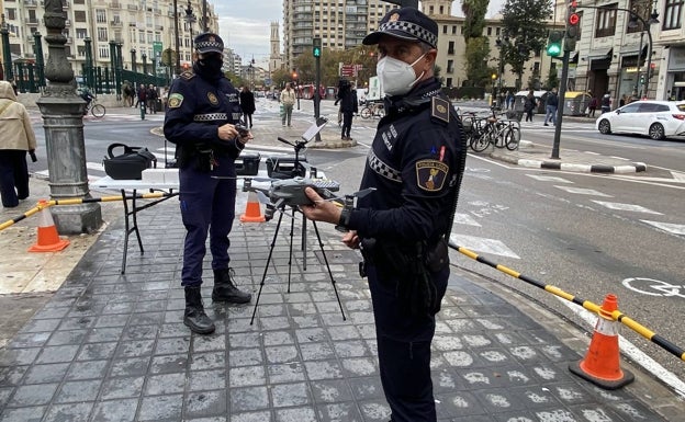 Imagen principal - Un agente con un dron, control del radar recogido en una tablet y agentes preparando el control.