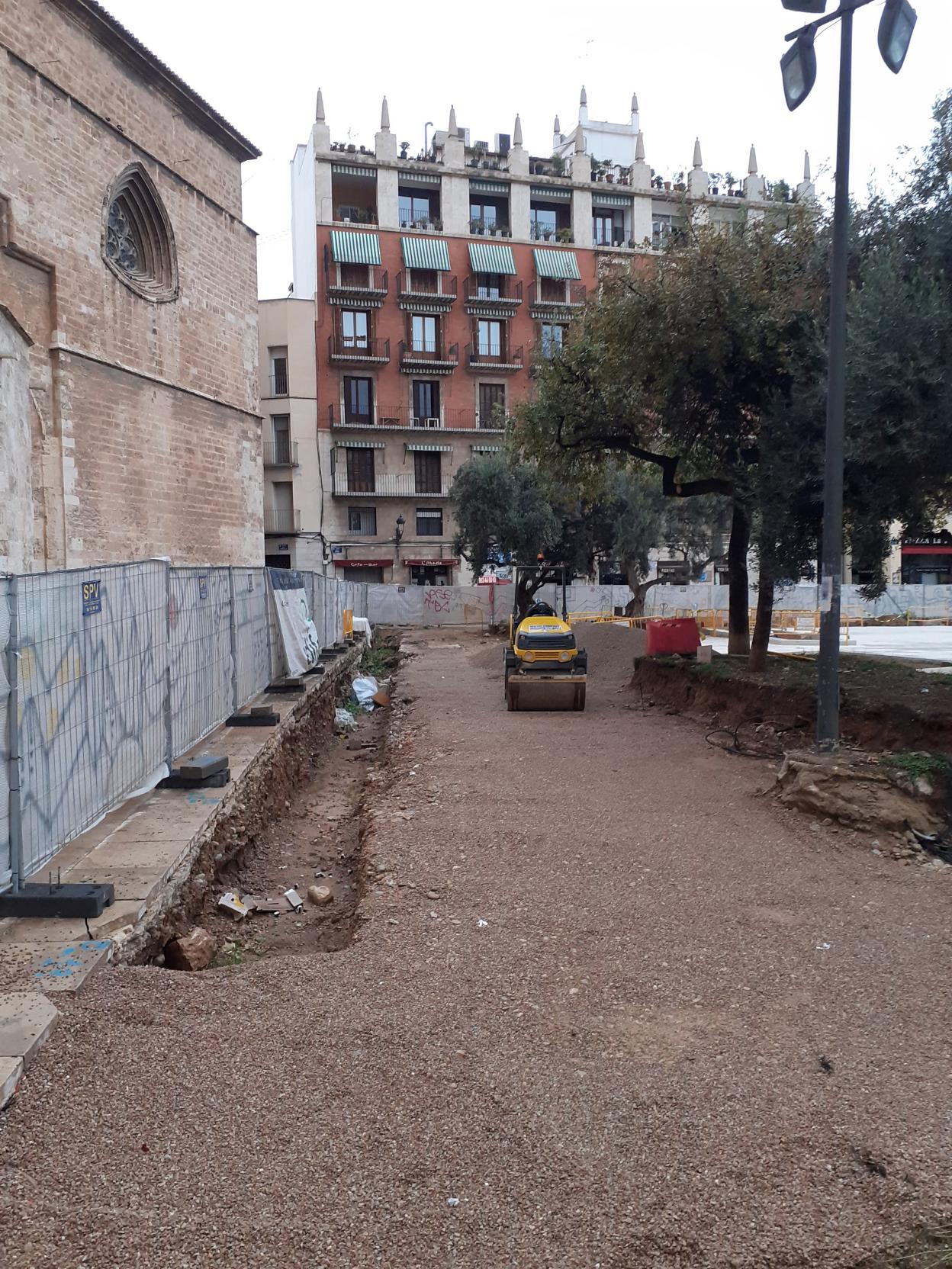 Obras previas al pavimentado junto a la zanja donde aparecieron muros del siglo V, ayer por la mañana. lp