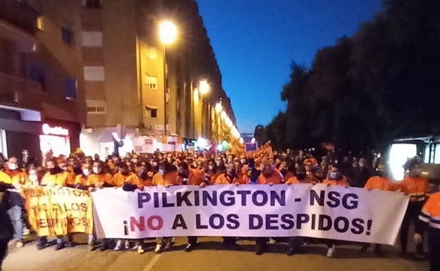 Miles de personas claman contra los despidos en Pilkington