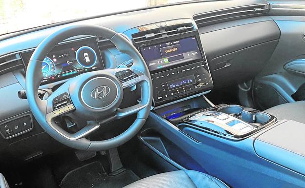 El interior cuenta con gran tecnología y conducción semi-autónoma, con control automático del volante.