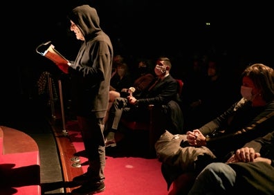 Imagen secundaria 1 - Foto de familia tras la gala, una de las actuaciones y el alcalde, José Manuel Prieto, durante su intervención. .