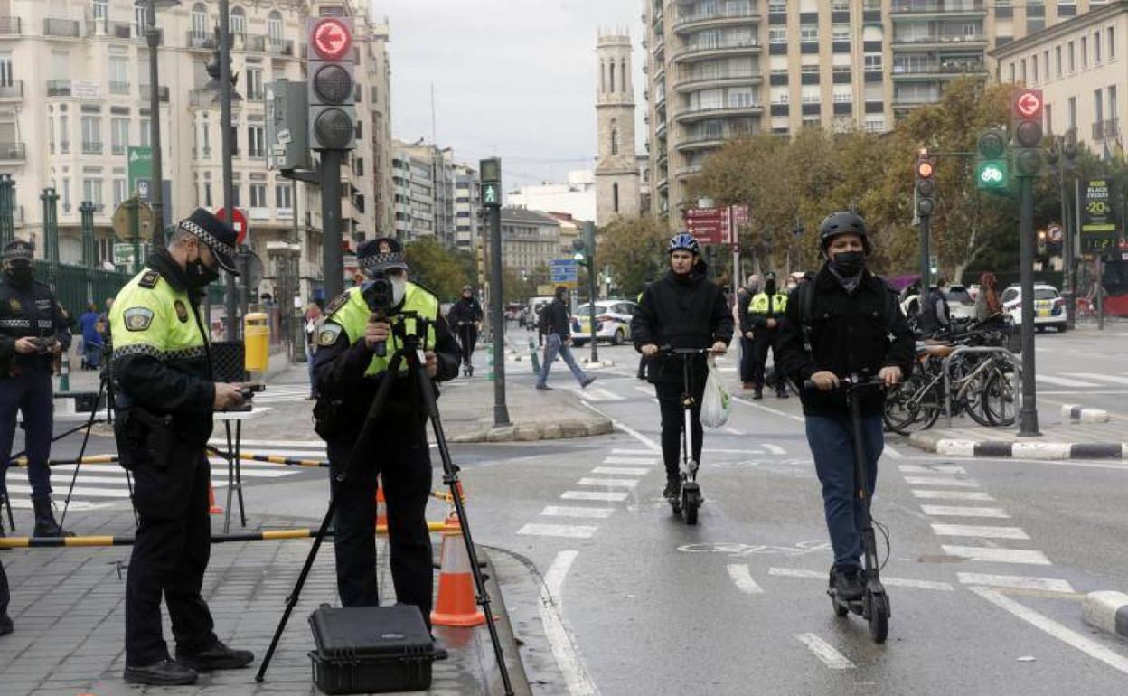 Control de radar para medir la velocidad de los patinetes eléctricos. 