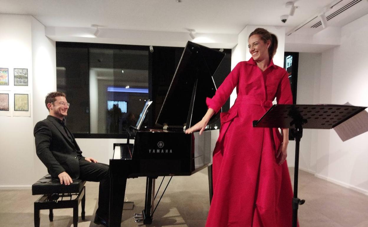 La soprano Teresa Albero y el pianista Paco Cholbi, en el concierto. 