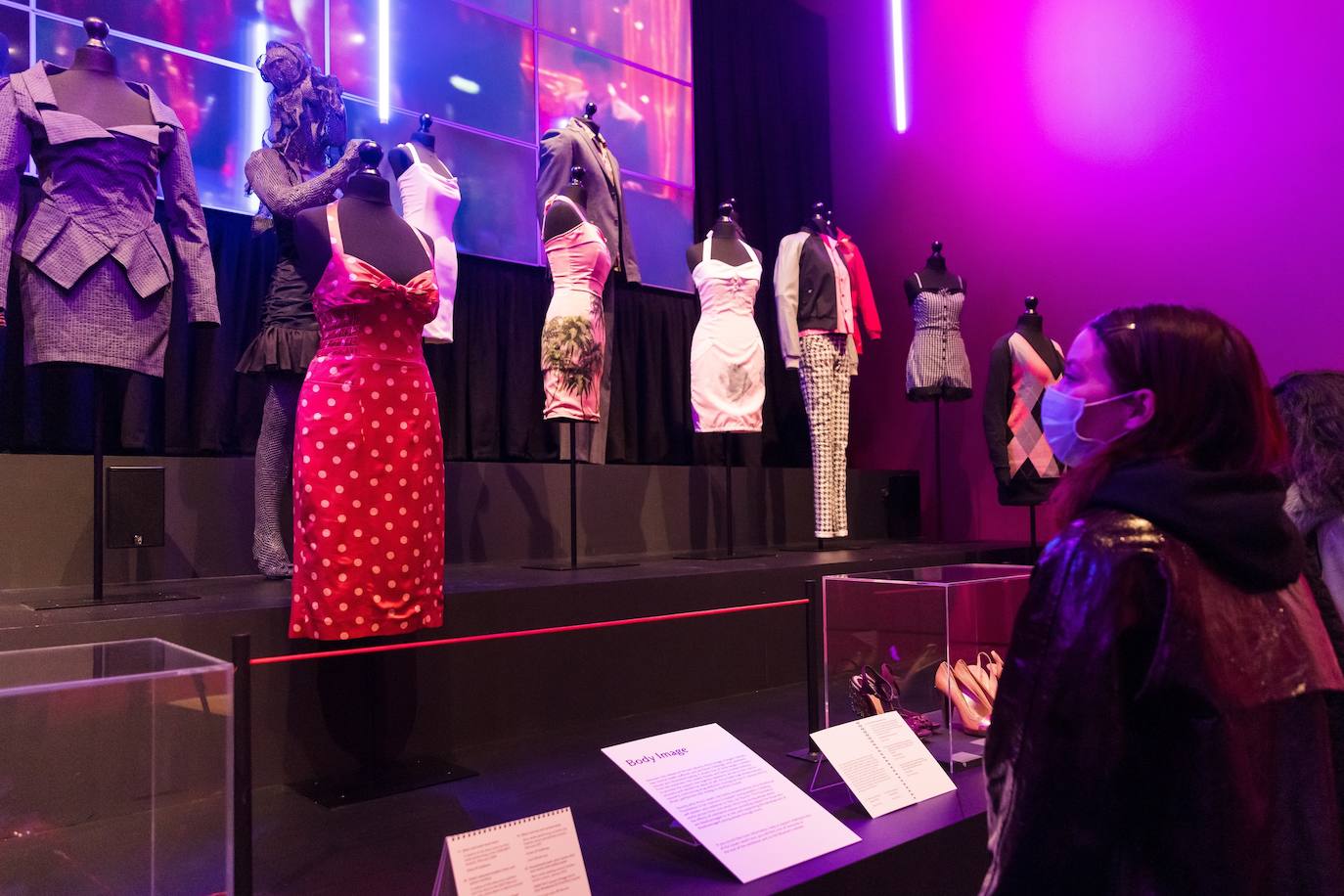 El Museo del Diseño Londres acoge la exposición 'Beyond the Stage' ('Más allá del escenario') sobre la cantante británica Amy Winehouse. Esta es la primera muestra que indaga en el pasado de la artista y su proceso creativo e incluye auténticos tesoros de la icónica cantante: el vestido que llevó en su último concierto, sus guitarras favoritas y muchos de sus premios pueden ser vistos ahora por el público en un homenaje a Winehouse.