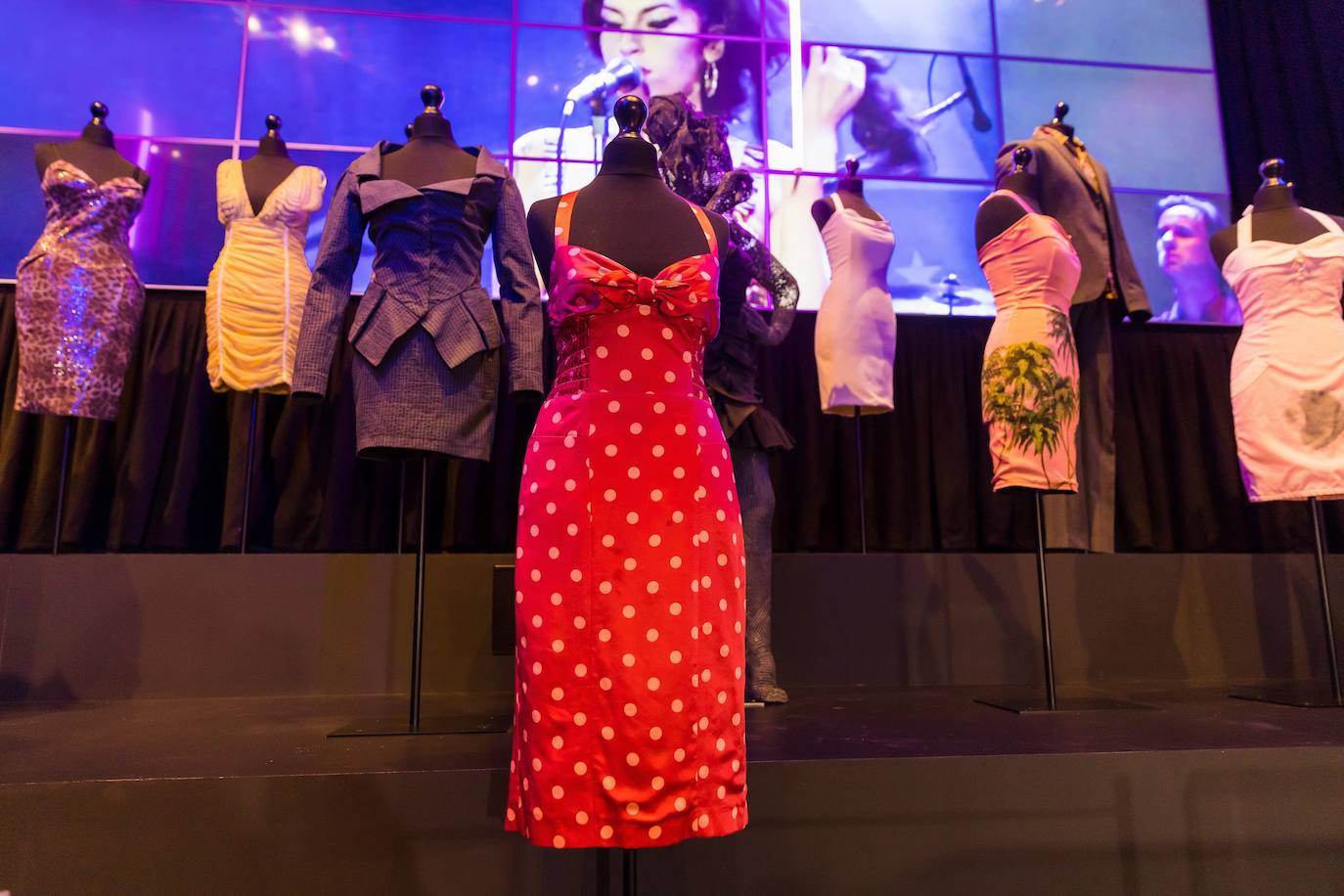 El Museo del Diseño Londres acoge la exposición 'Beyond the Stage' ('Más allá del escenario') sobre la cantante británica Amy Winehouse. Esta es la primera muestra que indaga en el pasado de la artista y su proceso creativo e incluye auténticos tesoros de la icónica cantante: el vestido que llevó en su último concierto, sus guitarras favoritas y muchos de sus premios pueden ser vistos ahora por el público en un homenaje a Winehouse.