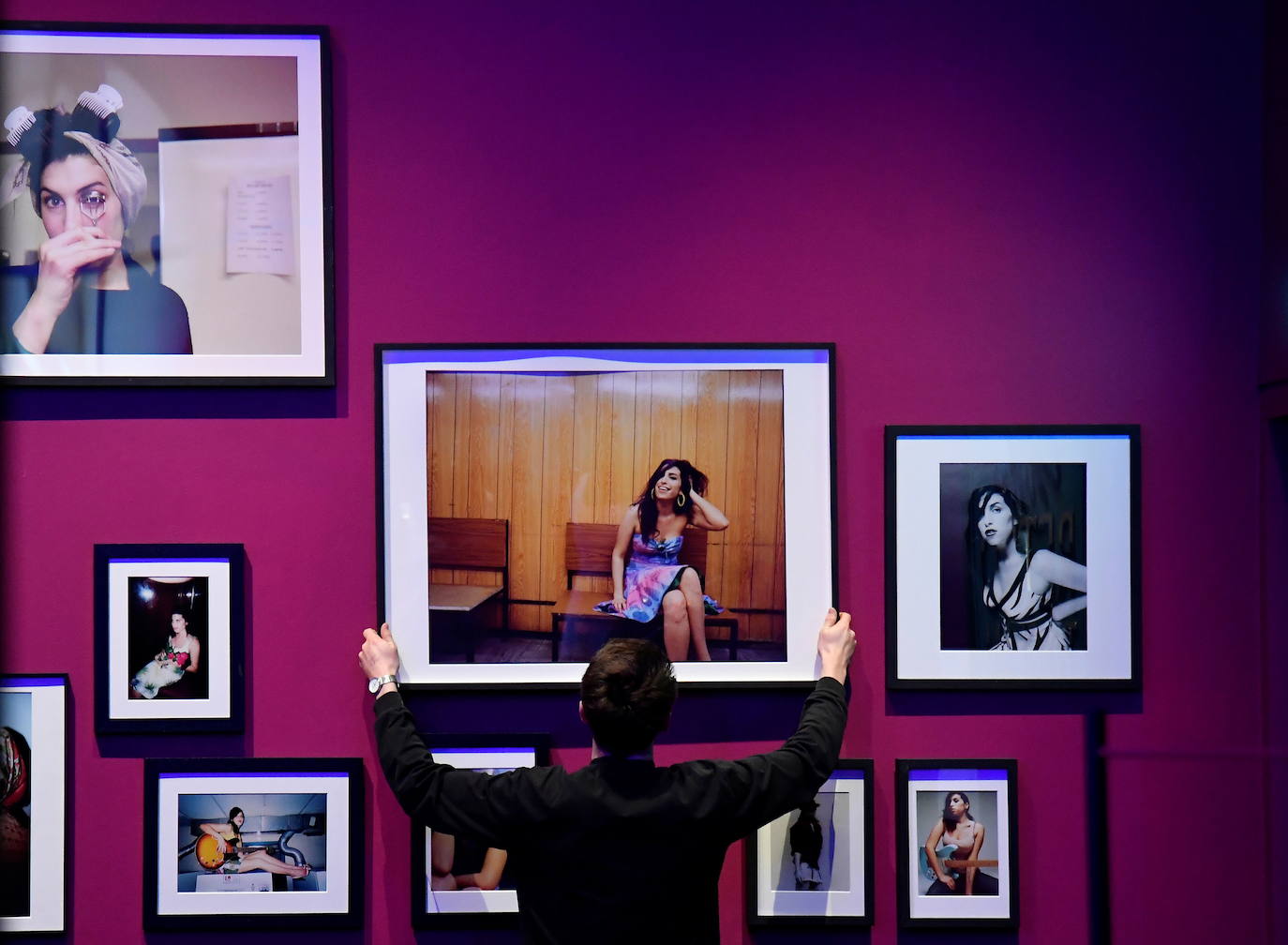 El Museo del Diseño Londres acoge la exposición 'Beyond the Stage' ('Más allá del escenario') sobre la cantante británica Amy Winehouse. Esta es la primera muestra que indaga en el pasado de la artista y su proceso creativo e incluye auténticos tesoros de la icónica cantante: el vestido que llevó en su último concierto, sus guitarras favoritas y muchos de sus premios pueden ser vistos ahora por el público en un homenaje a Winehouse.