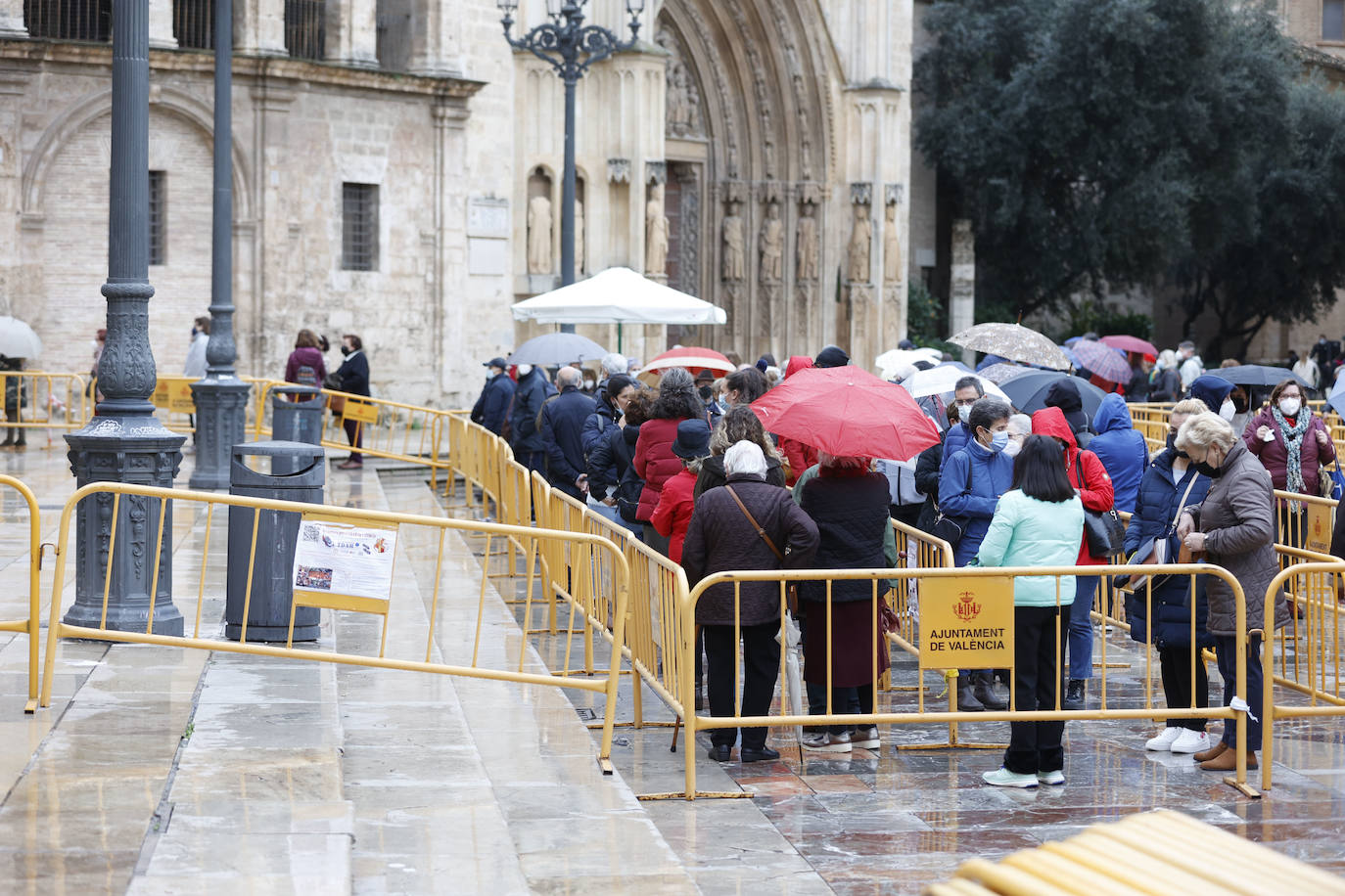 Besamanos en Valencia | Lluvia en el inicio del Besamanos en Valencia