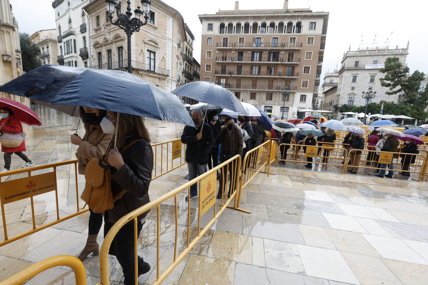 Besamanos en Valencia | Lluvia en el inicio del Besamanos en Valencia