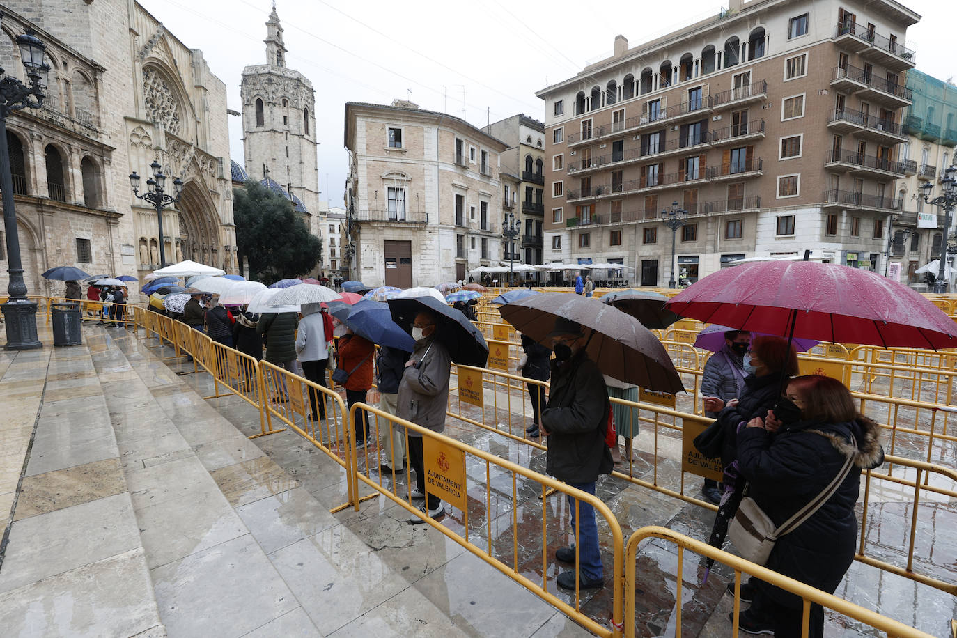 Besamanos en Valencia | Lluvia en el inicio del Besamanos en Valencia