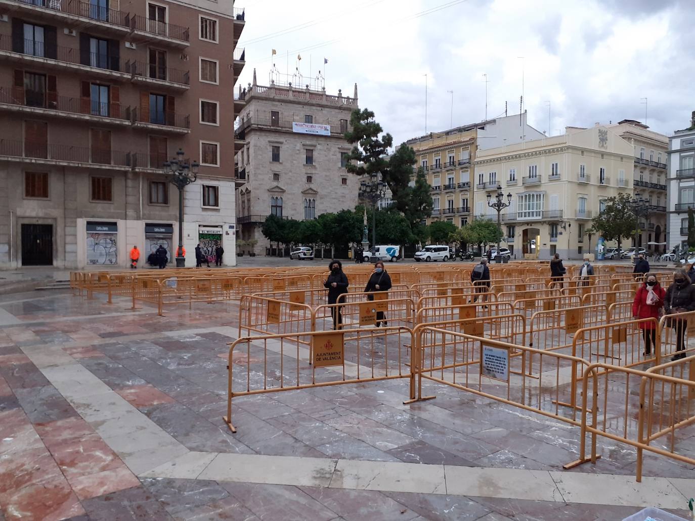 Besamanos en Valencia | Lluvia en el inicio del Besamanos en Valencia