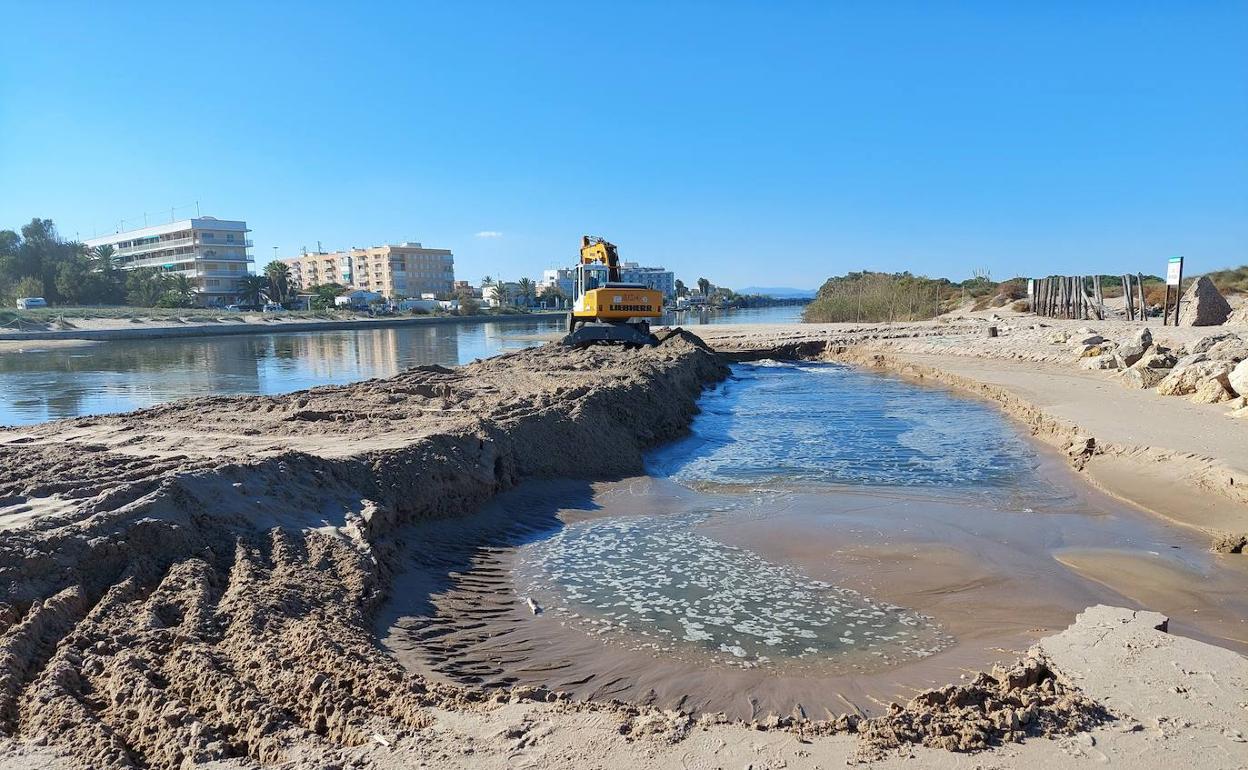 Reapertura al mar de una de las golas de la Albufera. 