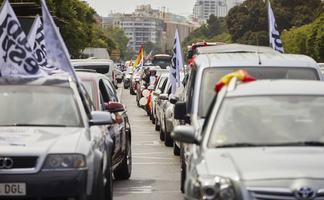 Protesta motorizada contra el modelo lingüístico organizada por Hablamos Español. 