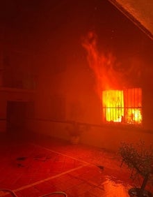 Imagen secundaria 2 - Imágenes de la intervención de los agentes y de los bomberos, ayer, en el incendio. 