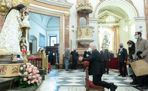 Imagen principal - El arzobispo de Valencia, Antonio Cañizares, en el Besamanos; colas en el exterior y mesa de Seguidores de la Virgen. 