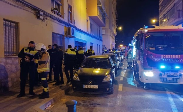 Imagen principal - Imágenes de la intervención de los agentes y de los bomberos, ayer, en el incendio. 