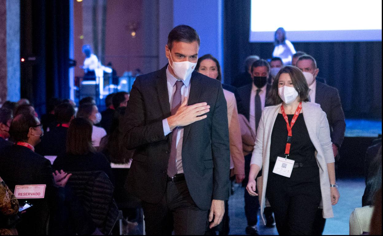 El presidente del Gobierno, Pedro Sánchez, se despide tras intervenir en el Congreso Anual de Multinacionales por marca España.