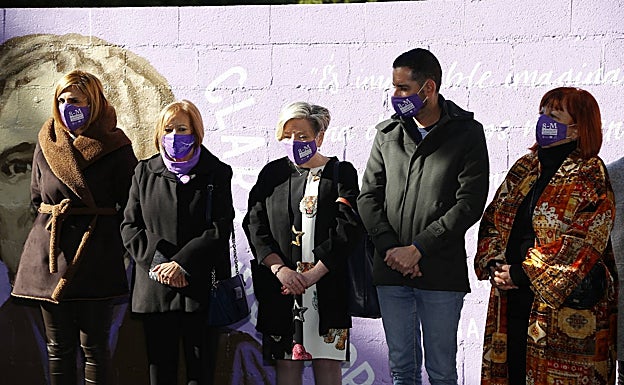 Imagen principal - El alcalde, Bielsa, con dos de las protagonistas del mural que se ha inaugurado. 