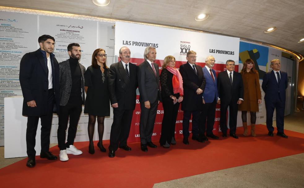 Los premiados posan con el presidente del Consell, Ximo Puig y Gonzalo Zarranz, presidente del consejo de administración de Federico Domenech. 