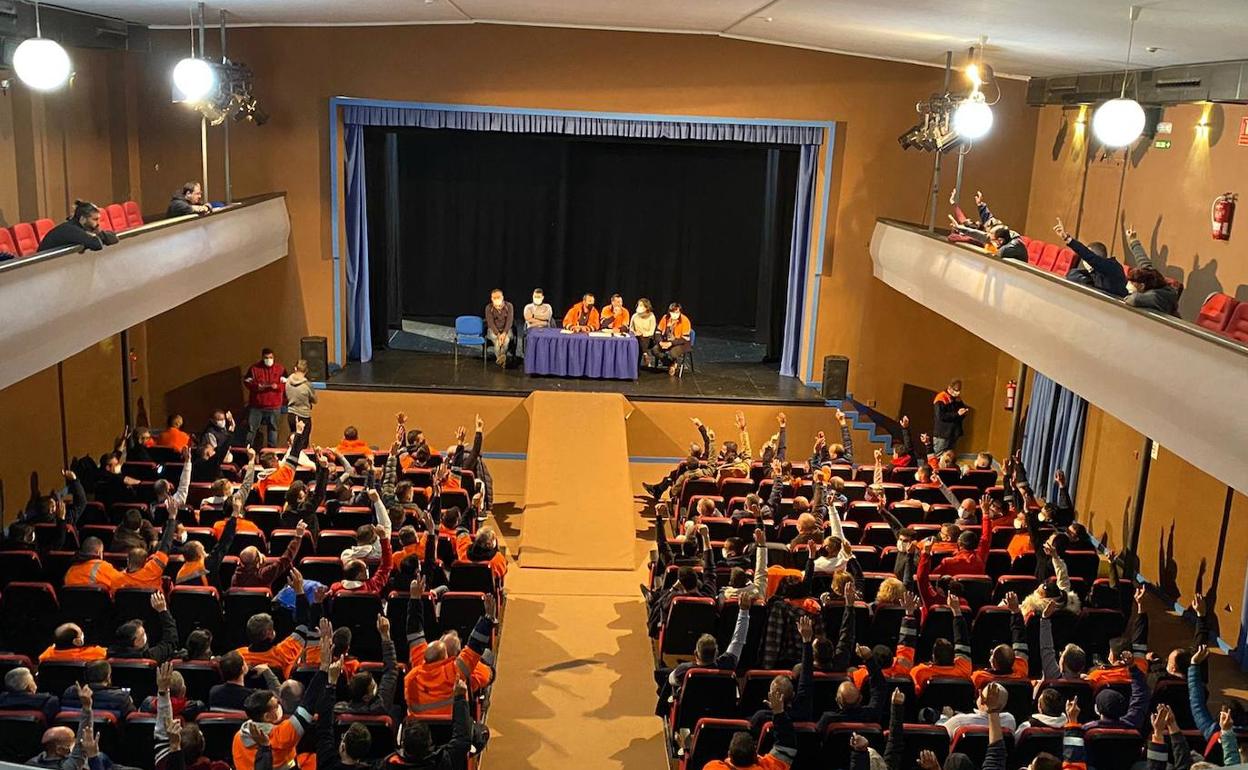 Momento de la votación en la asamblea de trabajadores. 