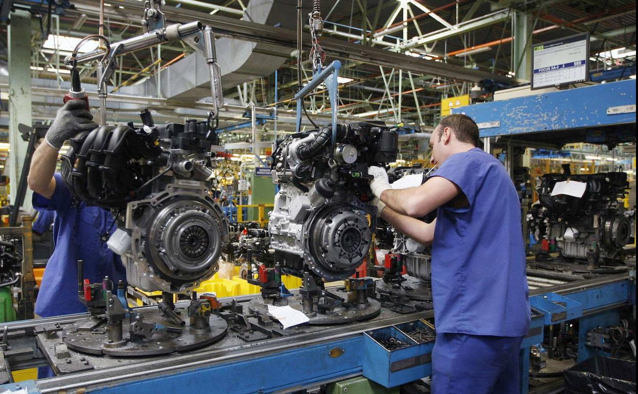 Dos trabajadores en la planta de Ford.. 