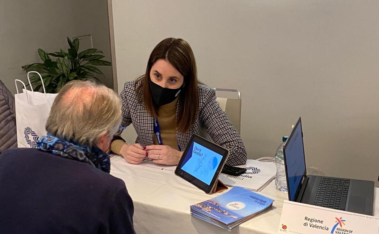 Atención en el stand donde se da información de Gandia. 