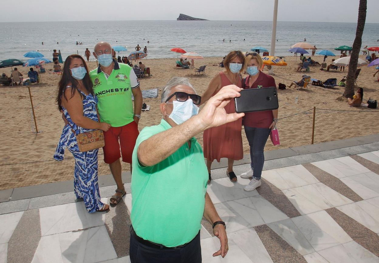 Un grupo de madrileños organiza su viaje a Benidorm tras la suspensión del Imserso. morell / efe