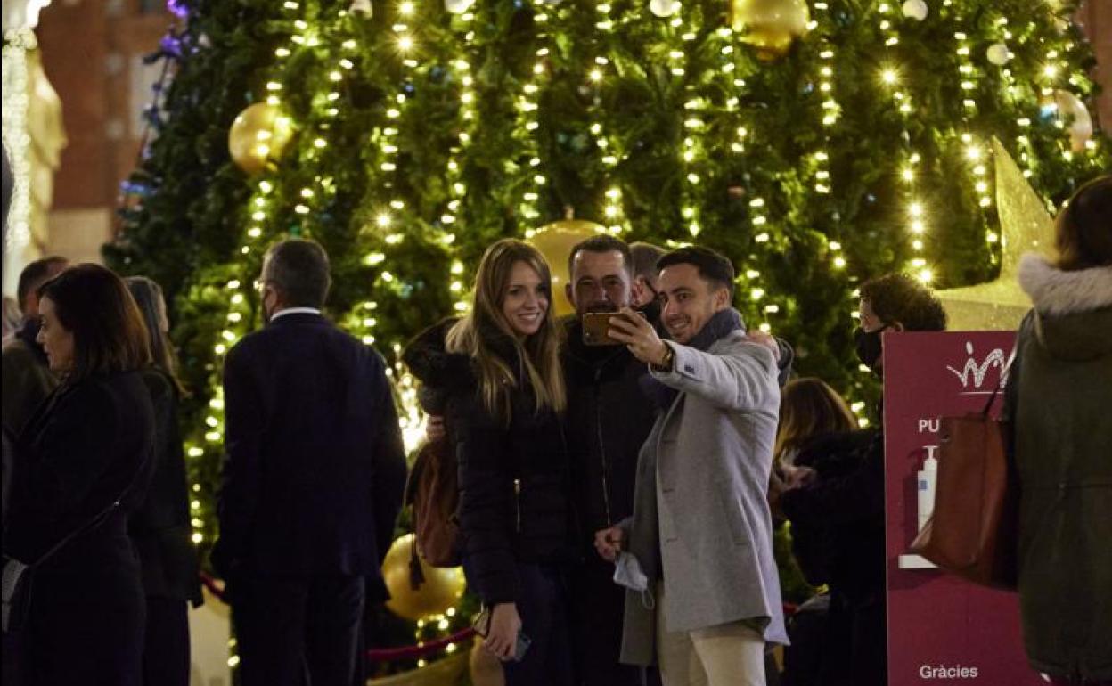 Inauguración de la iluminación en el mercado de Colón.