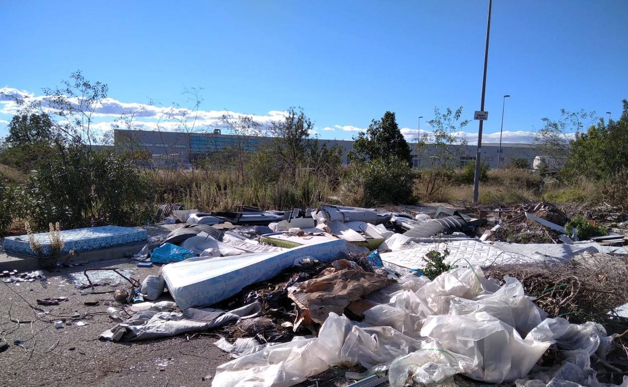 Uno de los vertederos ilegales en término de Náquera. 