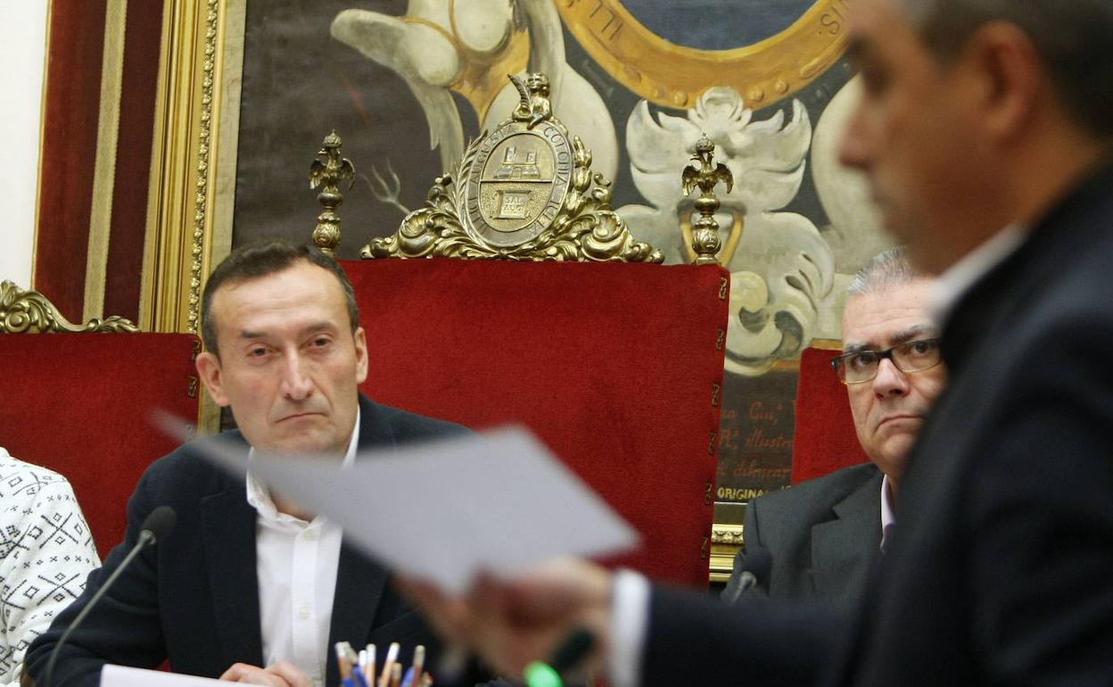 El alcalde de Elche, Carlos González, durante un pleno. 