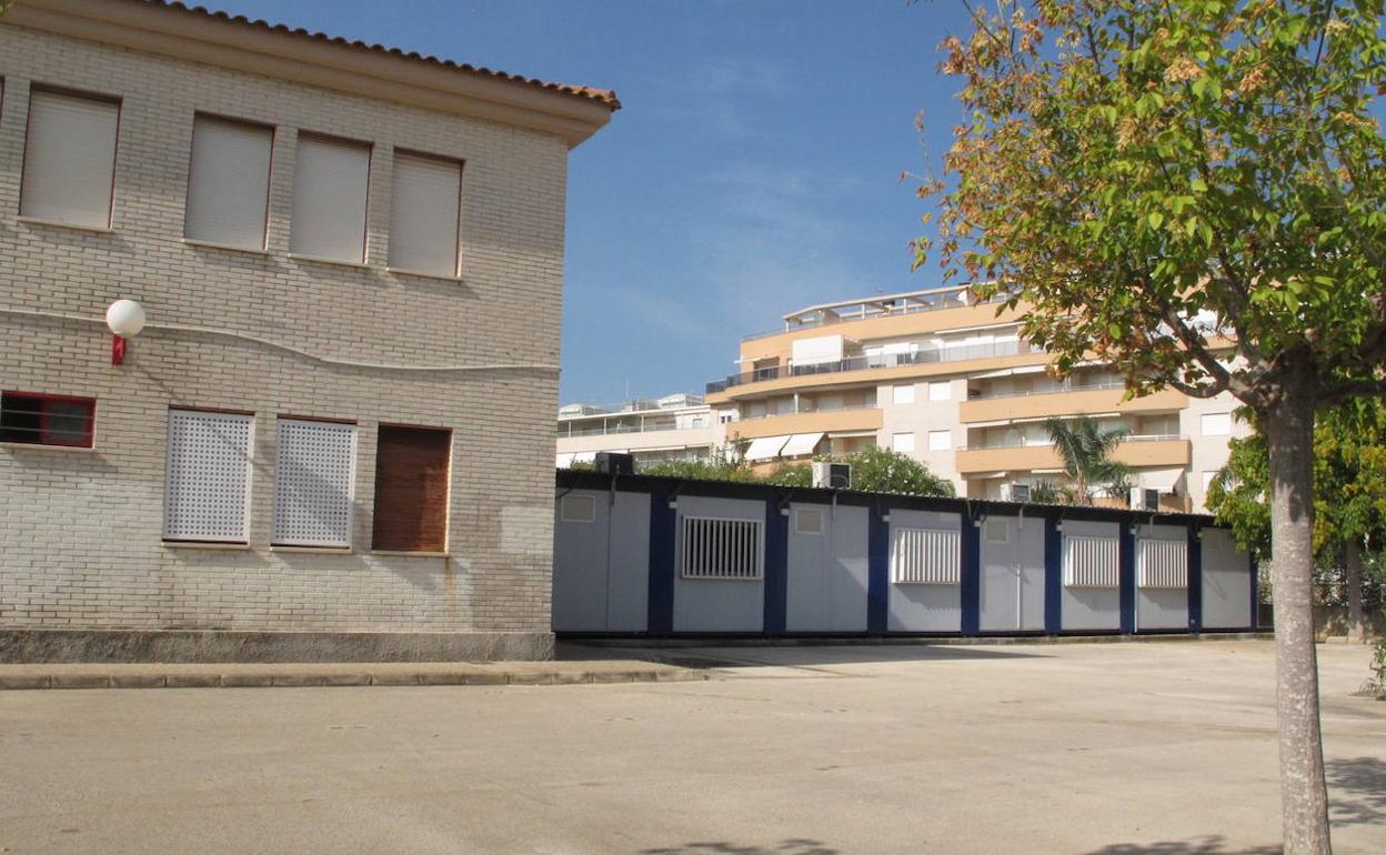 Algunos de los barracones instalados en el patio del IES Maria Ibars de Dénia. 