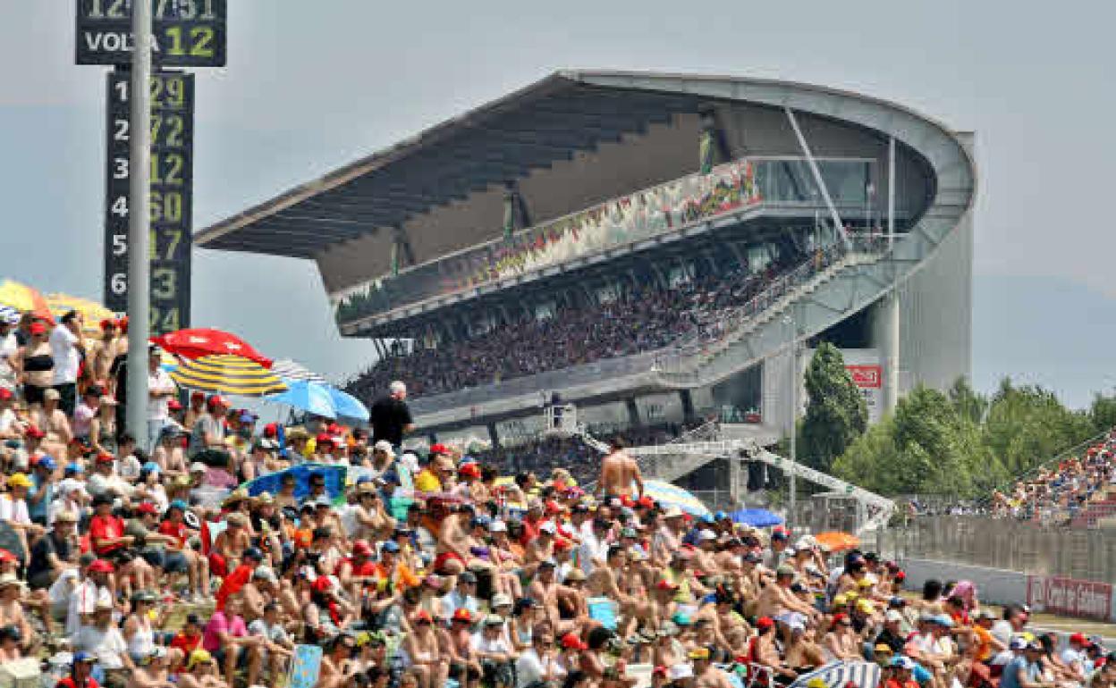 Imagen de archivo del circuito de Cataluña repleto de público. 